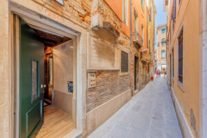 Ca' Rosaroll, Venezia - calle del Teatro San Moisé - San Marco